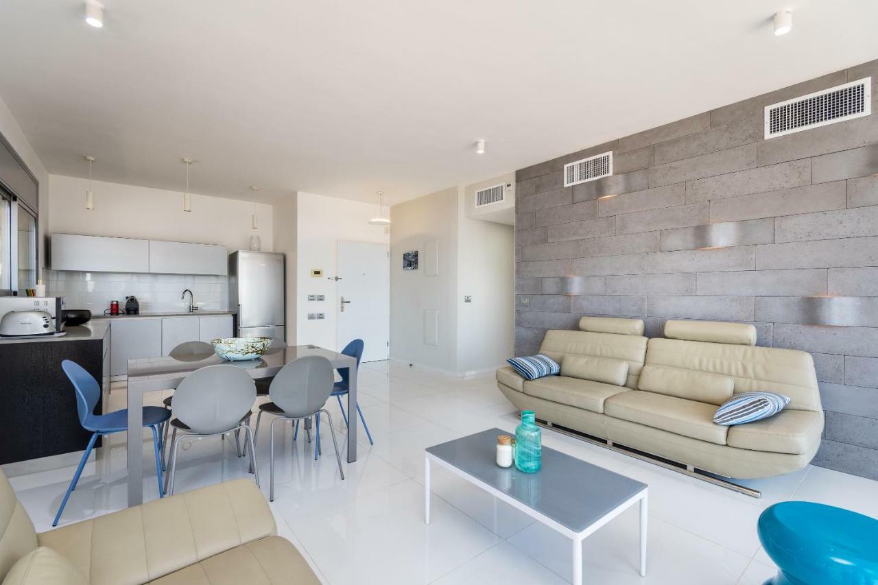 Beautiful Sunny 3 Bedrooms In Font Of The Beach テル・アビブ エクステリア 写真