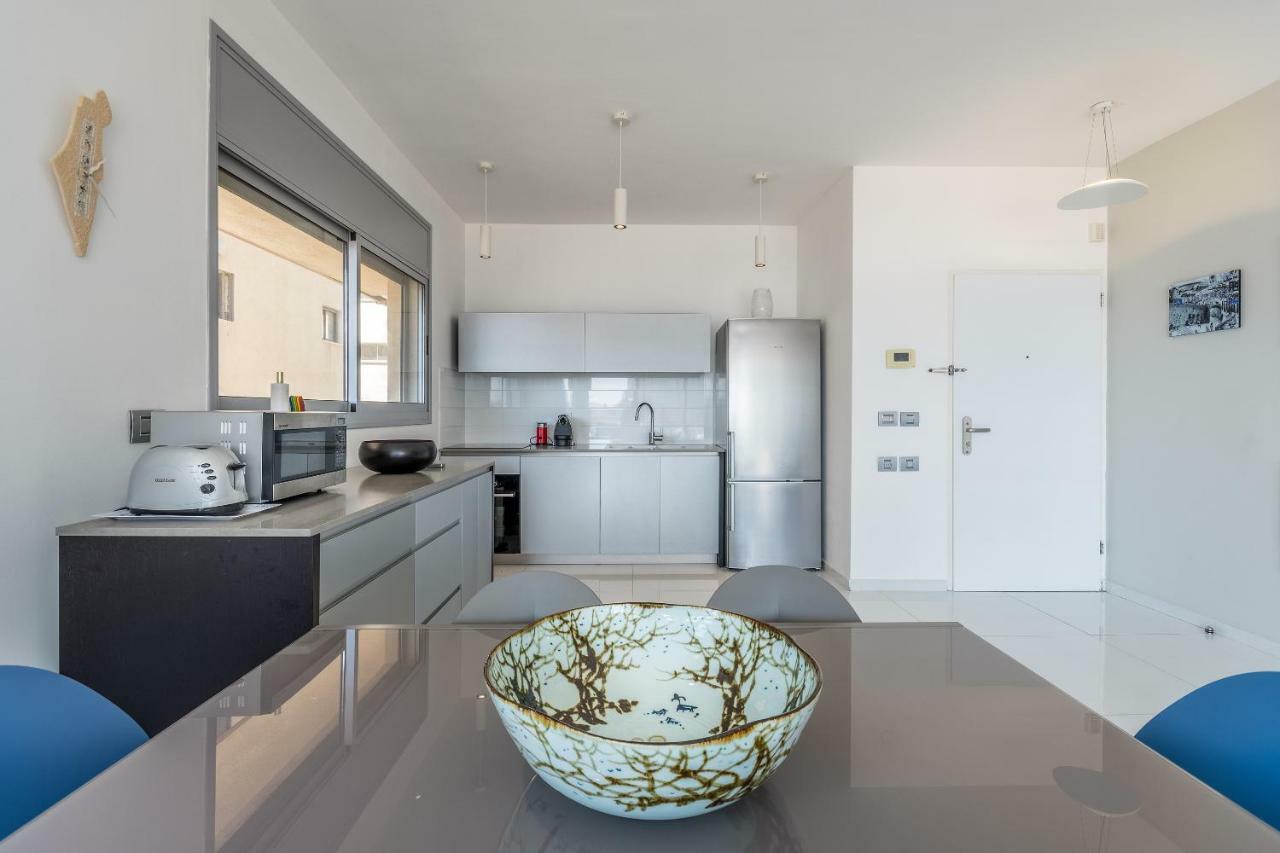 Beautiful Sunny 3 Bedrooms In Font Of The Beach テル・アビブ エクステリア 写真